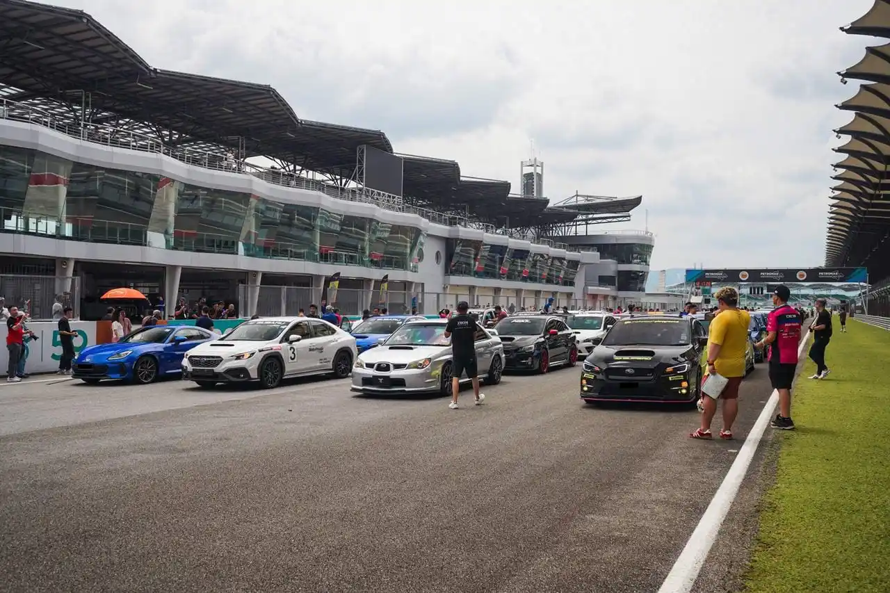 Image from MotaAuto.com: Track days organised by car companies give their customers a chance to...
