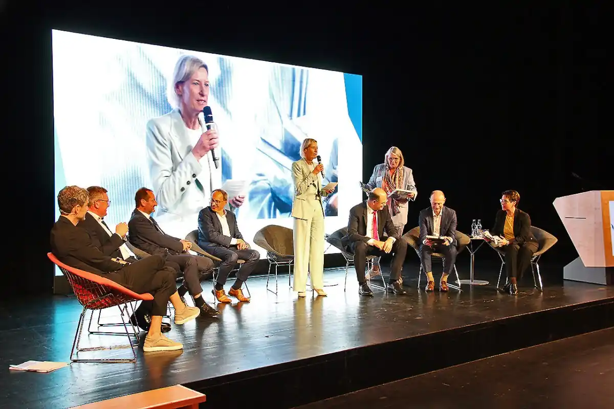 Image from OberpfalzECHO: *Wirtschaftstag 2025 in Amberg: „MEGA“-Aufbruch in der Oberpfalz* ober...