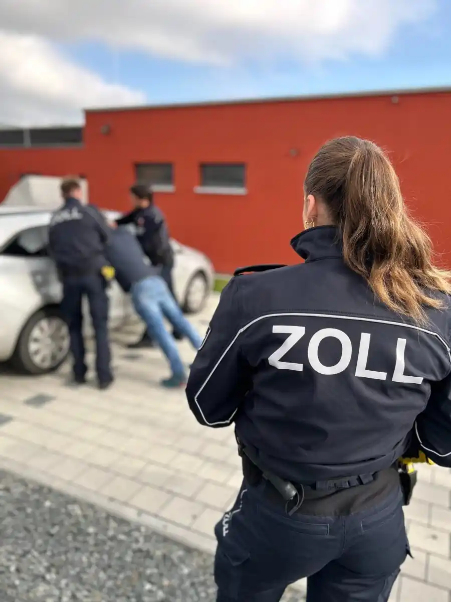 Image from OberpfalzECHO: *Zoll zieht Drogen und Waffen aus dem Verkehr* oberpfalzecho.de/beitra...