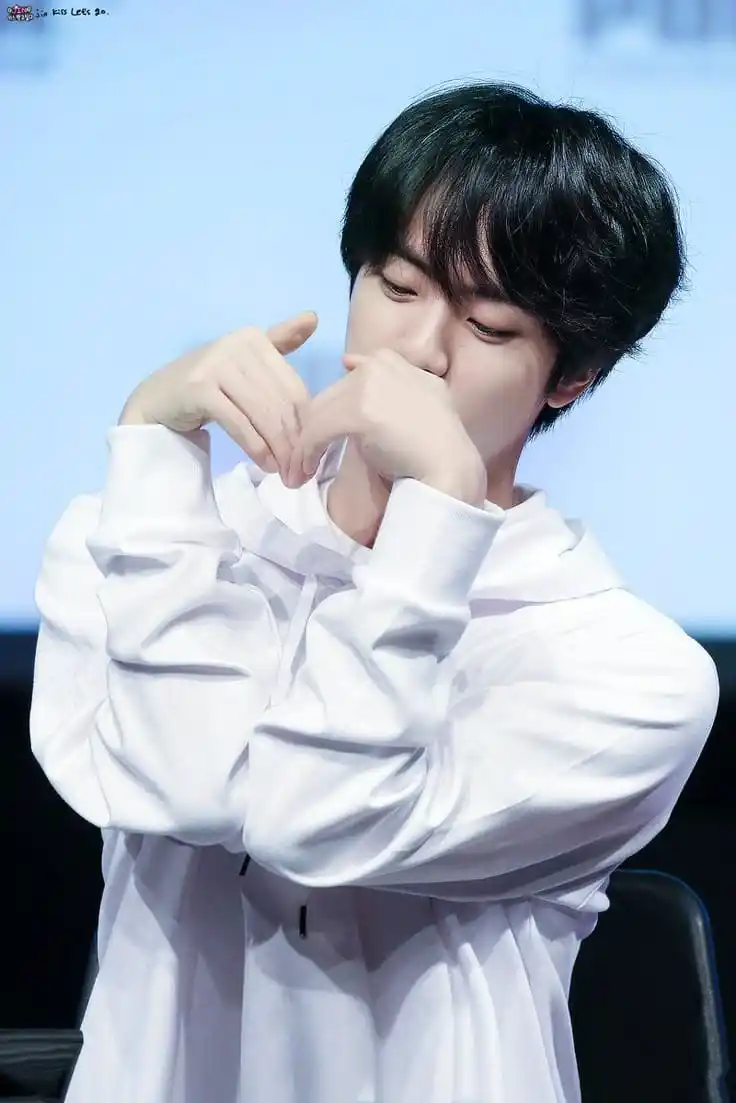 Image from ⊹🧁 ֢֢ 𝗕𝗧𝗦 𝗦𝗪𝗘𝗘𝗧 𝗖𝗢𝗠𝗙𝗢𝗥𝗧 ⋆˚𝜗𝜚˚⋆: ─┈ ⊹ ─ ੭୧ ─ ⊹ ┈─╮ ┆┆ 𖧵ֹ໋݊ *"Sou eu que devo amar neste m...