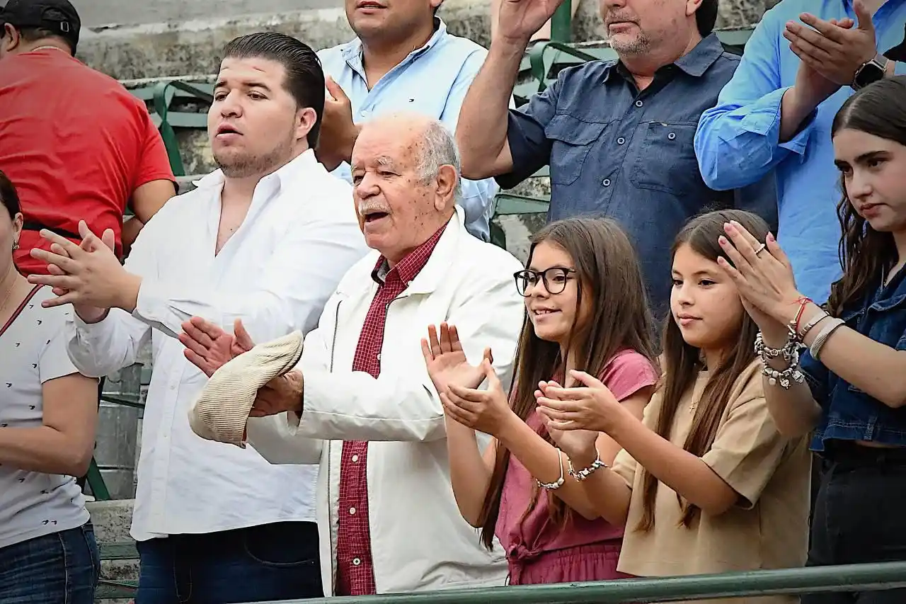 Image from 𝗘𝗠𝗦𝗔 𝗚𝘂𝗮𝗱𝗮𝗹𝗮𝗷𝗮𝗿𝗮: 📷: Afición jalisciense, tradición que se transmite de generación en g...