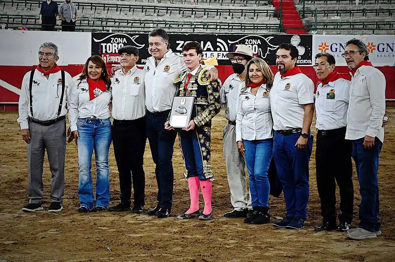 Image from 𝗘𝗠𝗦𝗔 𝗚𝘂𝗮𝗱𝗮𝗹𝗮𝗷𝗮𝗿𝗮: 📷: Axel López, ganador del trofeo otorgado por la Peña Mal de Montera...