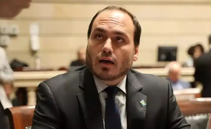 Image from Jornal Extra Alagoas: *Carlos Bolsonaro é indiciado por envolvimento no esquema da Abin Para...