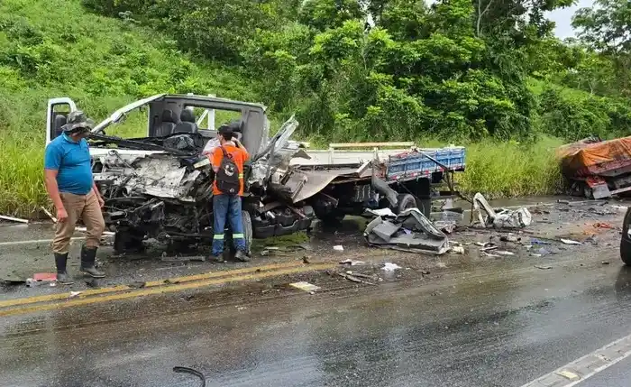 Image from Jornal Extra Alagoas: *Colisão entre caminhões deixa dois feridos na zona rural de Alagoas* ...