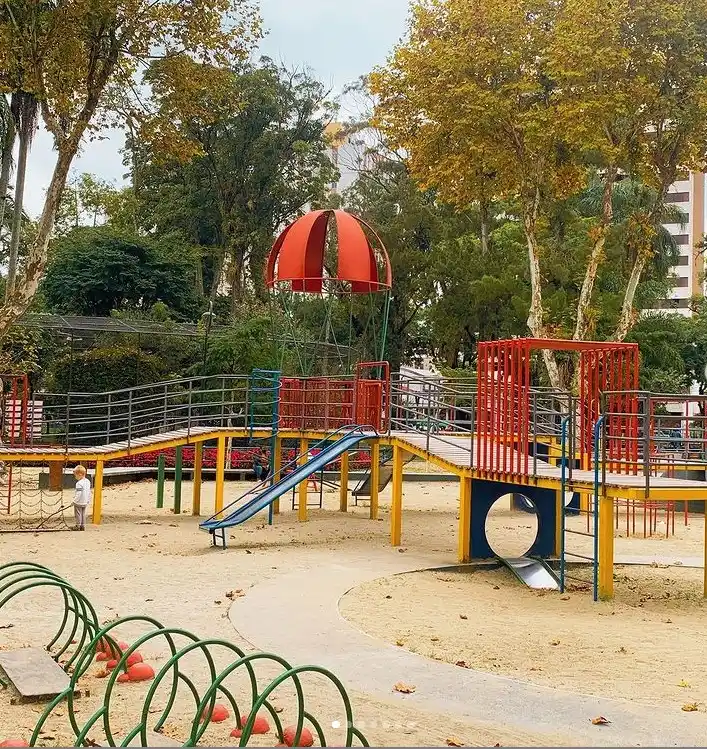 Image from Blog Da Jornalista Luciana Pombo: 🌳 Curitiba avalia cercar parquinhos por causa de... cocô? O debate em...