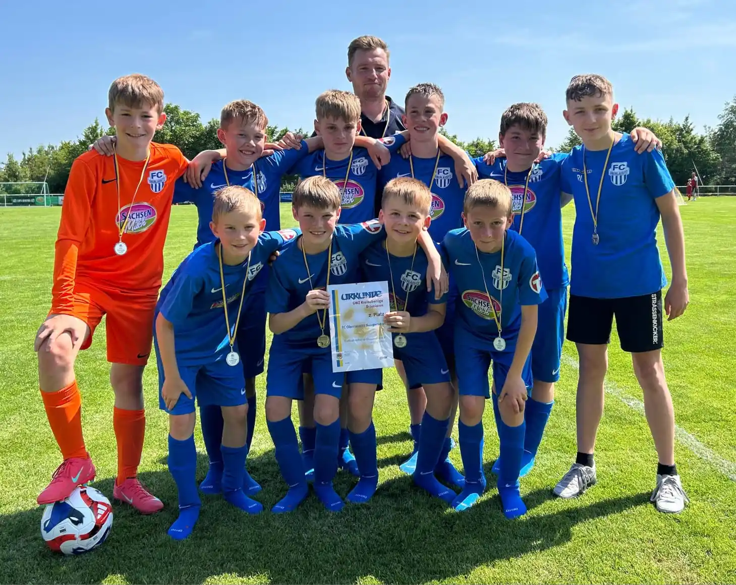 Image from FC Oberlausitz Neugersdorf e.V.: D-JUGEND - SAISON 2024/2025 - VIZEMEISTER KREISOBERLIGA 💪🥈💙🤍...