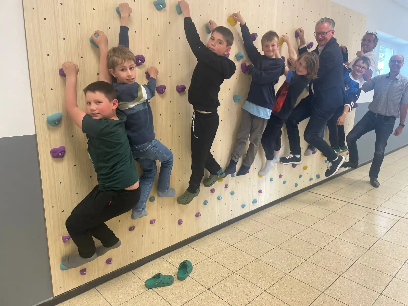 Image from Gemeinde Bartholomä: 🎉 Einweihung der Kletterwand an der Laubenhartschule 🧗♀️🏫 Mit vie...