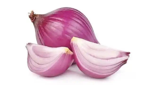 Image from Doctor Ekhlas 👸🏻🥼🫀: *🧅 فواید پیاز خام (Raw Onion):* پیاز خام یکی از سبزیجات پرخاصیت و ضد...