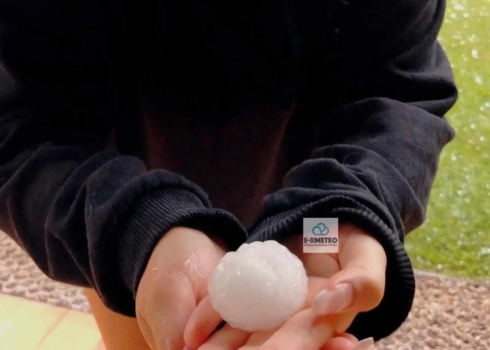 Image from Emilia Romagna Meteo: Grandine grossa a Sorbolo (PR) poco fa. Questo temporale e' attualme...