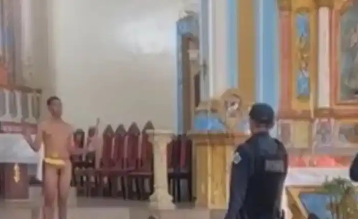 Image from Jornal Extra Alagoas: *Homem com tornozeleira anda nu pelas ruas e entra em igreja* Publica...