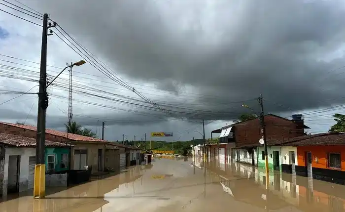 Image from Jornal Extra Alagoas: *Inmet emite novo alerta de chuva para mais de 60 cidades em Alagoas* ...