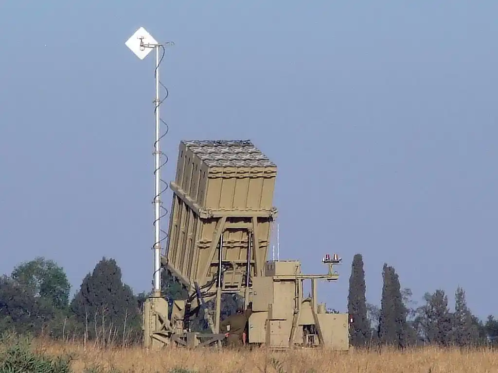 Image from BYOBLU, la Tv dei cittadini: *IRON DOME BLUFF: LO SCUDO ISRAELIANO È UN MITO INESISTENTE* I media ...