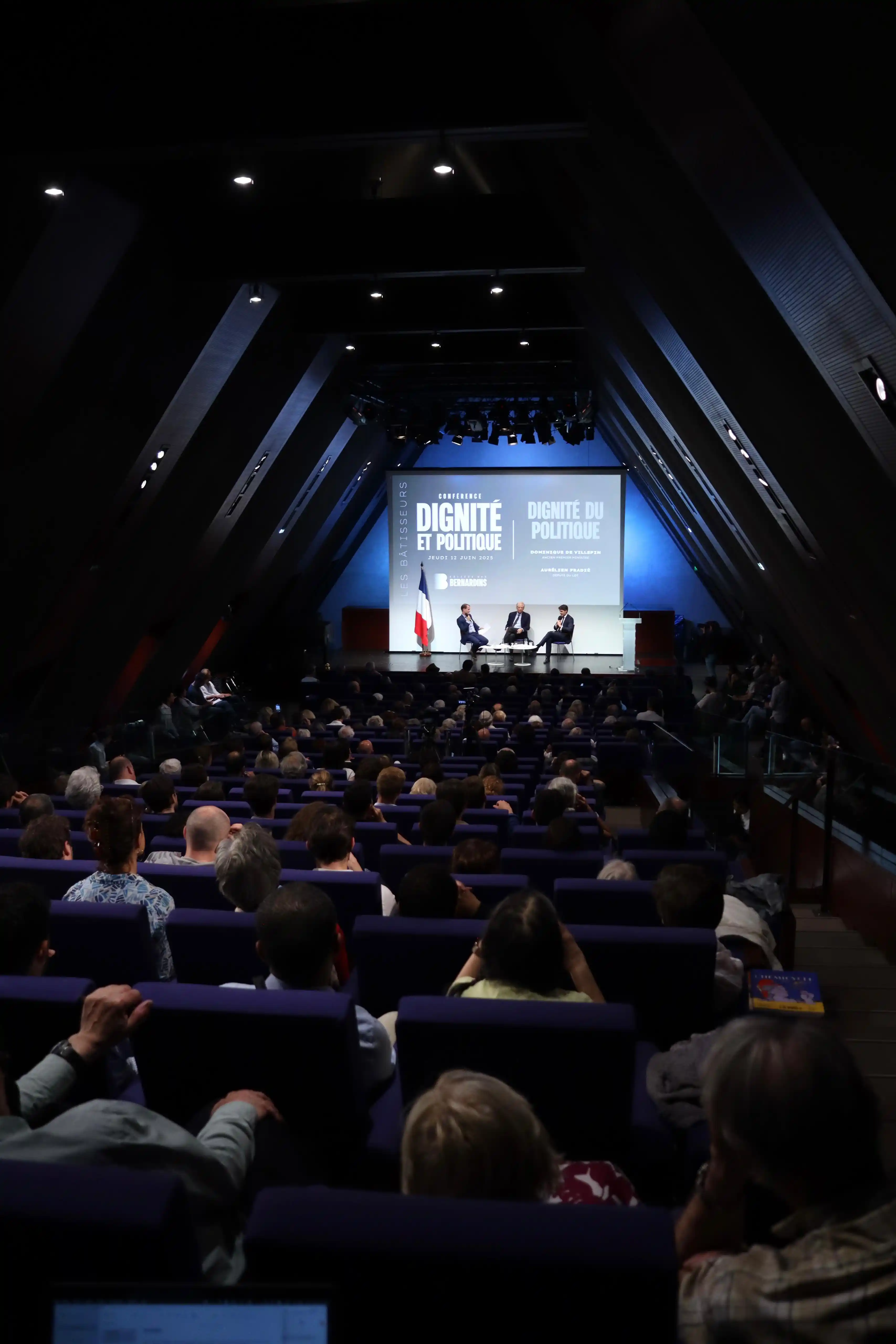 Image from Aurélien Pradié: Jeudi soir encore, comme depuis un an, le grand auditorium du Collège ...