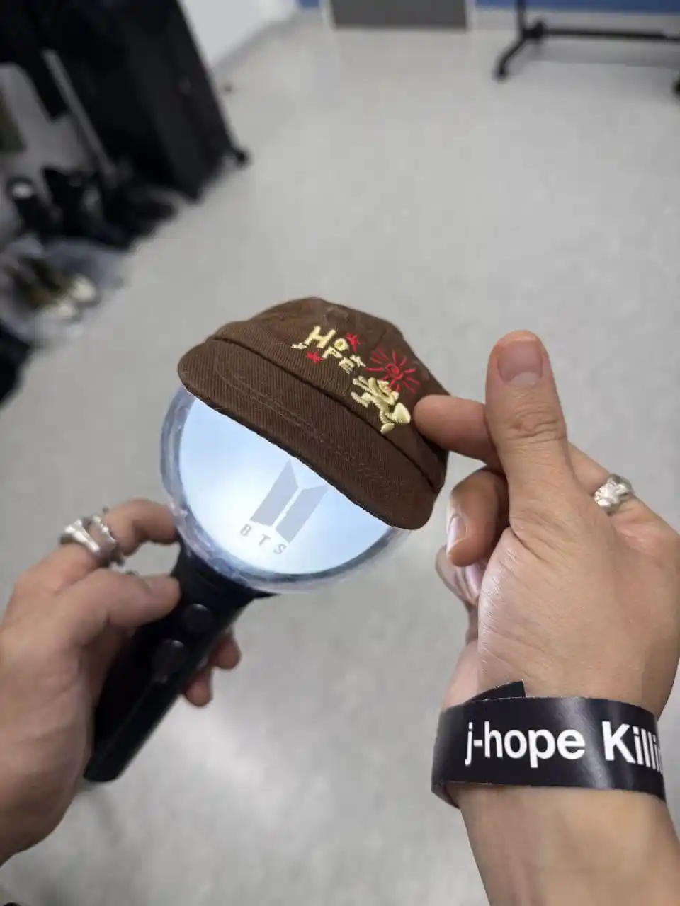 Image from ⊹🧁 ֢֢ 𝗕𝗧𝗦 𝗦𝗪𝗘𝗘𝗧 𝗖𝗢𝗠𝗙𝗢𝗥𝗧 ⋆˚𝜗𝜚˚⋆: *➡️ JHOPE NO WEVERSE* _J-hope deixou uma mensagem para o Army que est...