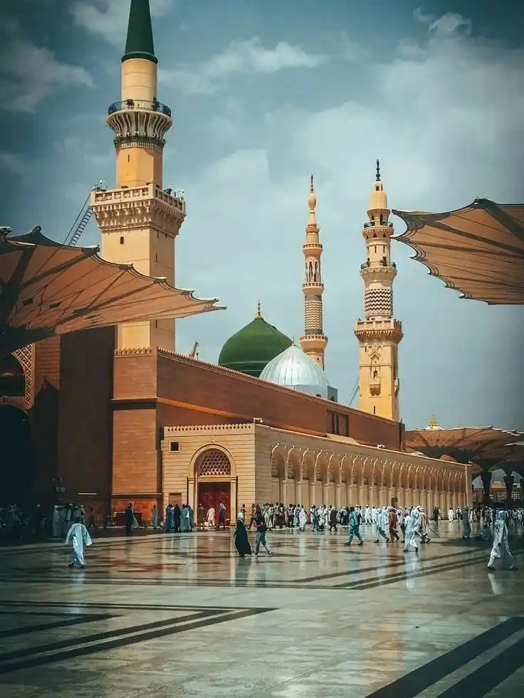 Image from The Quran: *مدينة الحبيبة، لكِي في* *القلب شوق لا ينطفئ،* *وفي الدعاء مكان لا ...