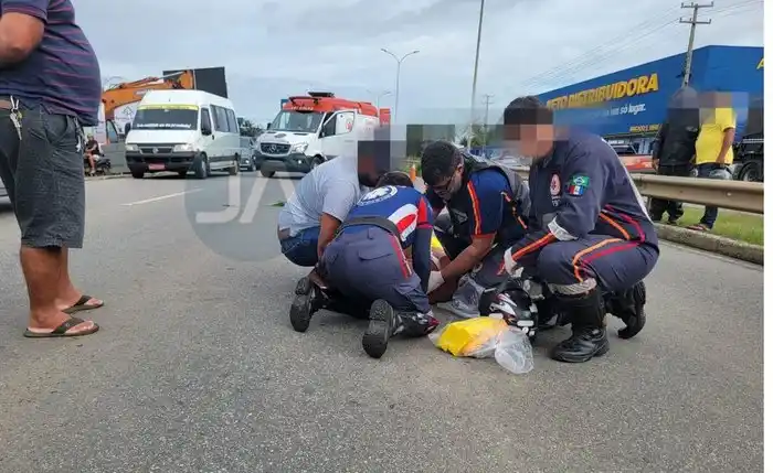 Image from Jornal Extra Alagoas: *Motociclista fica ferida em choque com animal na pista em Arapiraca*...