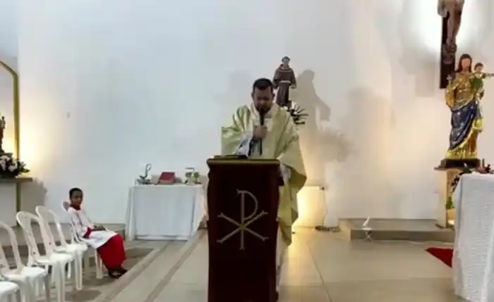 Image from Jornal Extra Alagoas: *Padre acusado de assédio sexual é afastado da paróquia em Penedo* Pu...
