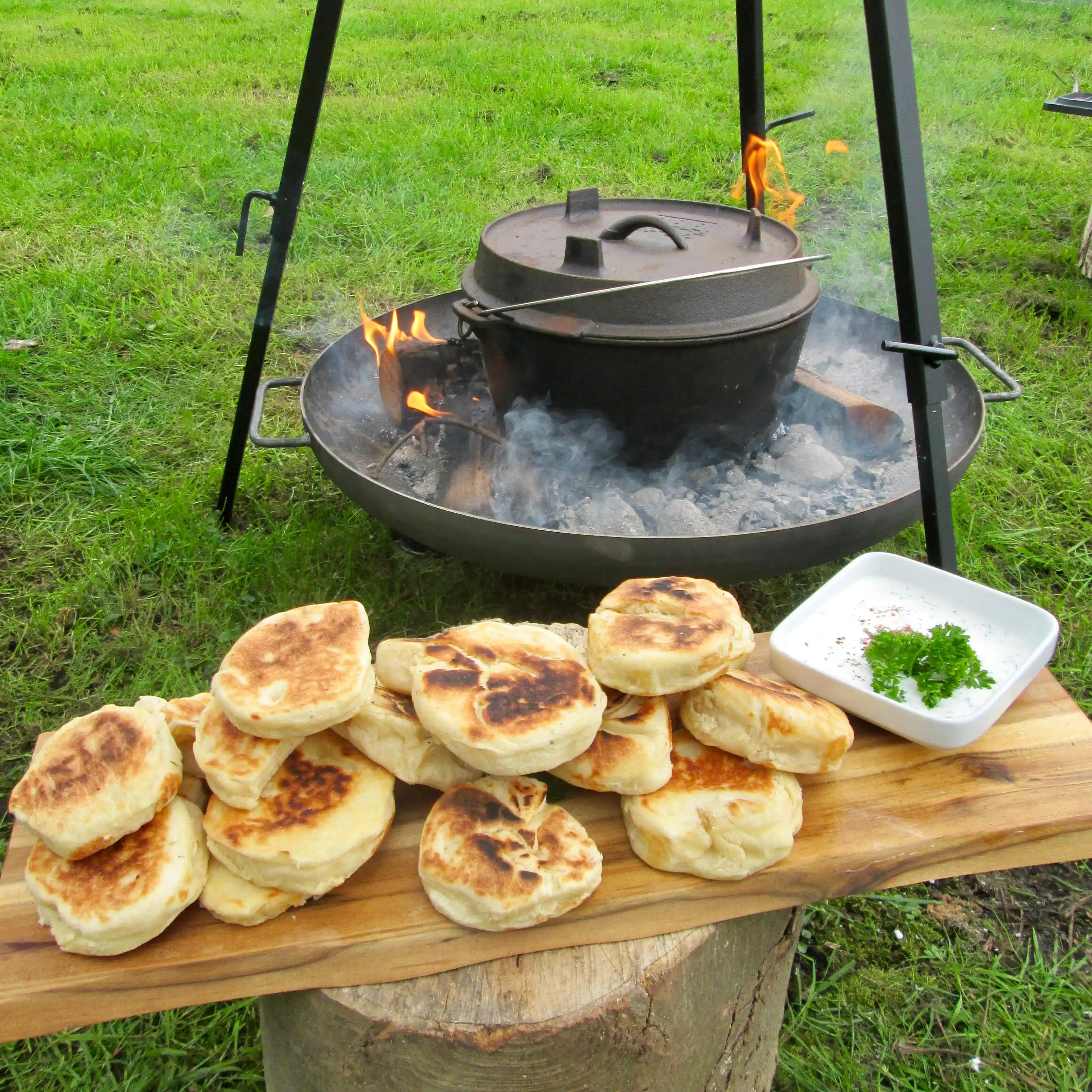 Image from IUD Bundeswehr: *Pfannenbrot (Naan) vom Dutch Oven – goldgelb, fluffig & ideal zum Dip...