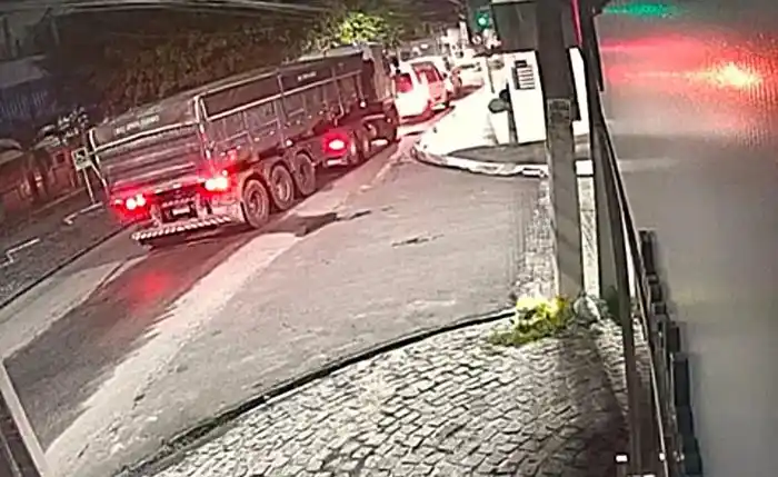 Image from Jornal Extra Alagoas: *Polícia busca motorista que atropelou e matou idosa no bairro do Poço...