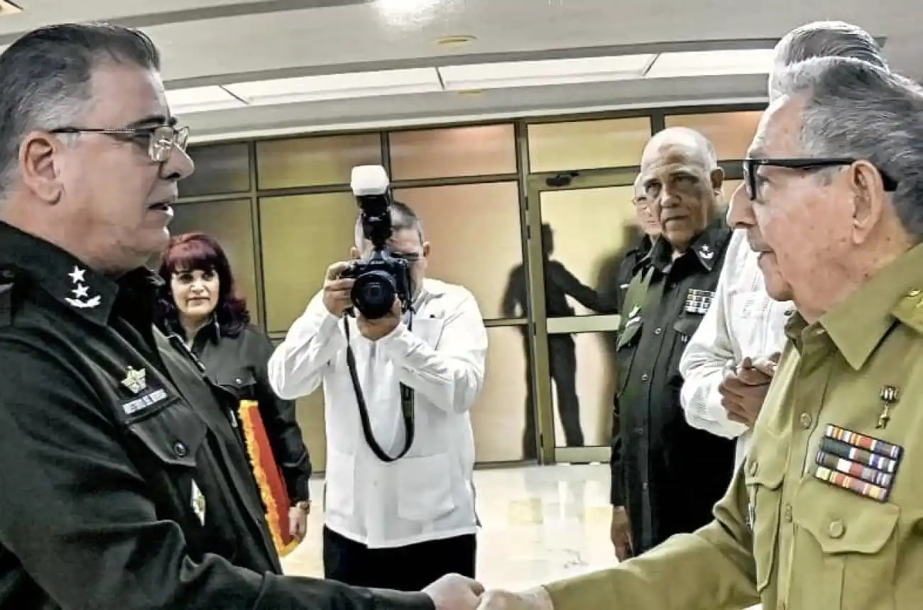 Image from Partido Comunista de Cuba: Presiden Raúl y Díaz-Canel acto de ascenso en el Minint Ver más en: ...