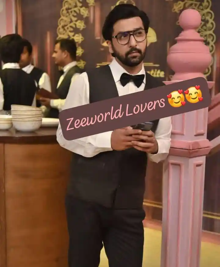 Image from Indian 💏Vibes💚💫💫: Tejas is looking for a big word Customer what what instead of a Waiter...