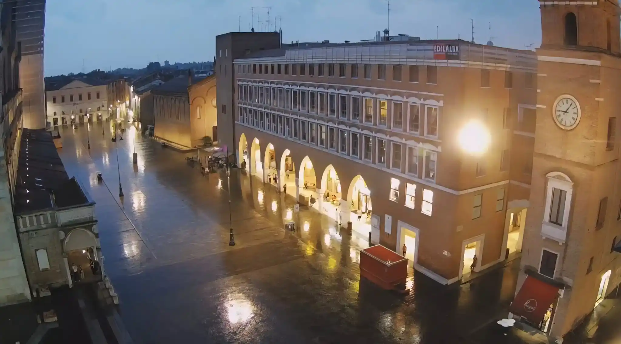 Image from Emilia Romagna Meteo: Temporale in atto a Ferrara alle ore 21:10. Nelle zone occidentali tem...