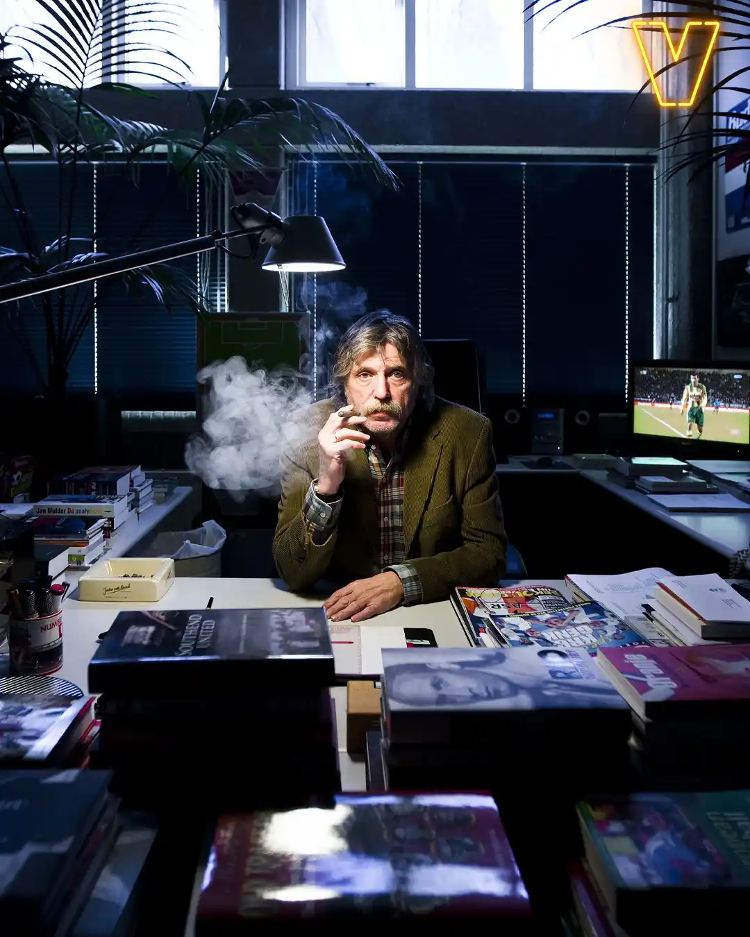Image from Vandaag Inside: Throwback: Johan Derksen in zijn kantoor in Gouda, tijdens zijn period...