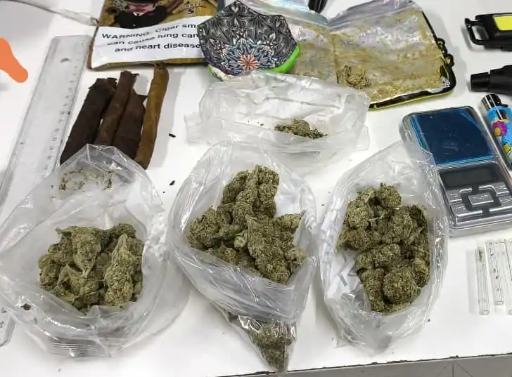 Image from ❇️REALIDADE 021☑️: Três homens foram presos por tráfico de drogas após serem abordados po...