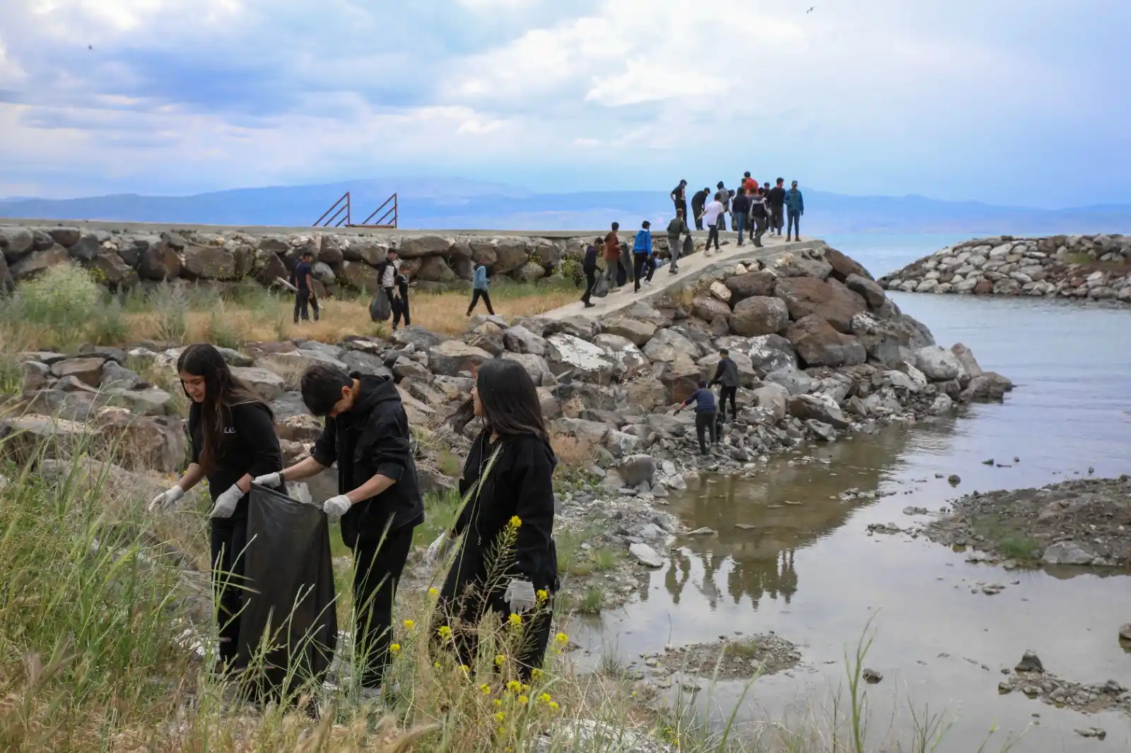 Image from AA Yeşilhat: 🧒👧Van'ın Erciş ilçesinde öğrenciler, "Çevreme Duyarlıyım, Değerlerim...