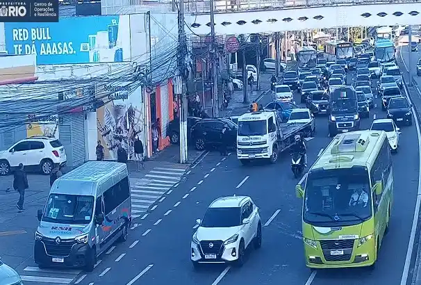 Image from Centro de Operações e Resiliência (COR-Rio): *ACIDENTE COM QUATRO CARROS NA AVENIDA ARMANDO LOMBARDI* O Centro de ...
