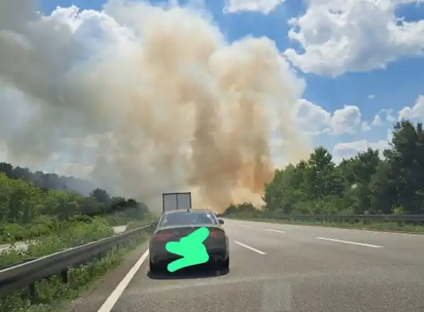 Image from Blaulichtreport Saarland: Aktuell Flächenbrand bei Merzig. Der Rauch zieht auch auf die Autobahn...
