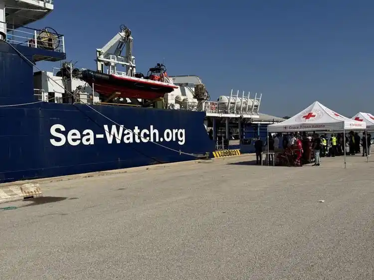 Image from AntennaSud: *Arrivata a Brindisi la Sea Watch con 53 migranti soccorsi in mare* h...
