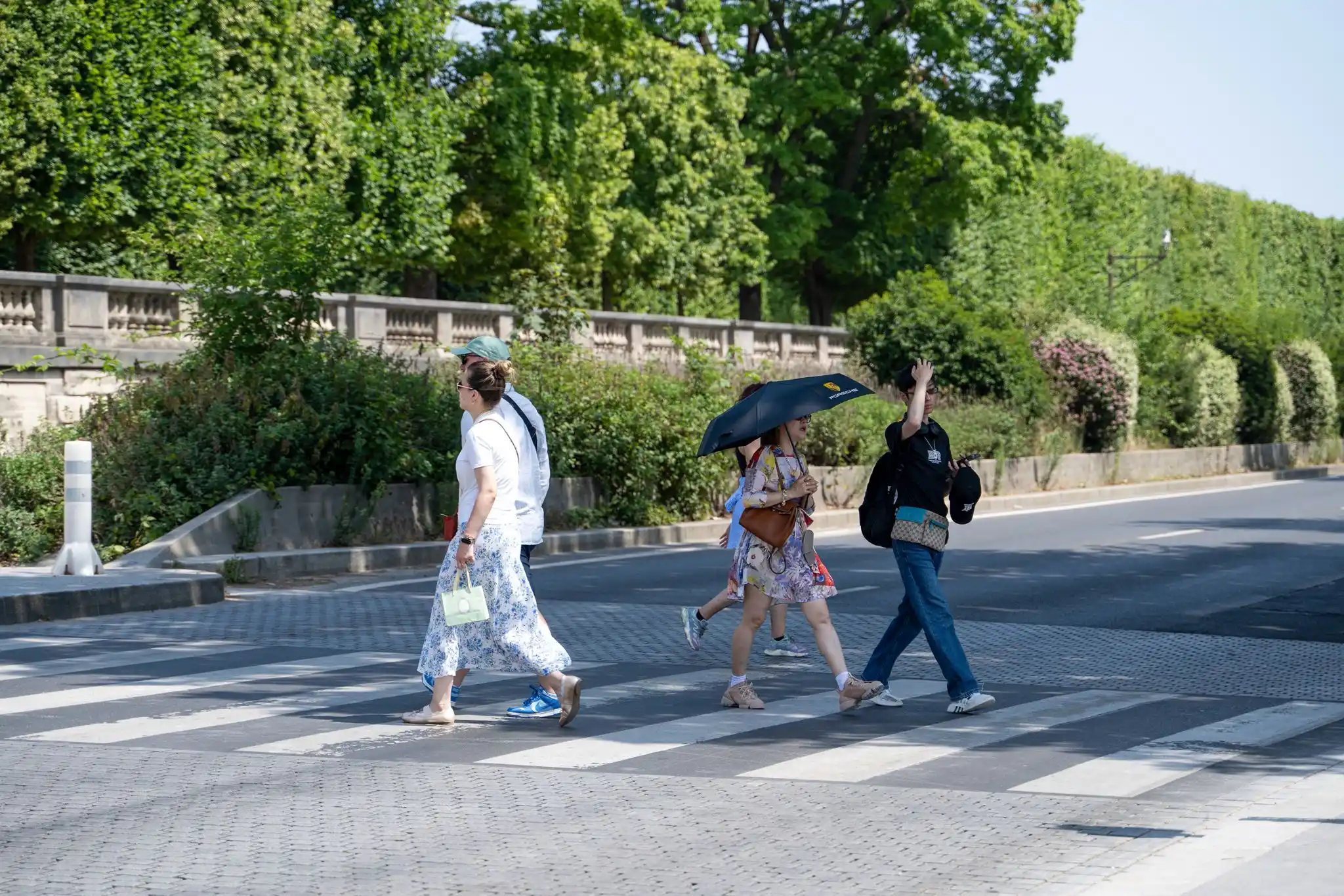 Image from TF1 Info: 🥵 *Canicule en vue cette semaine avec des pointes à 40°C annoncées* ...