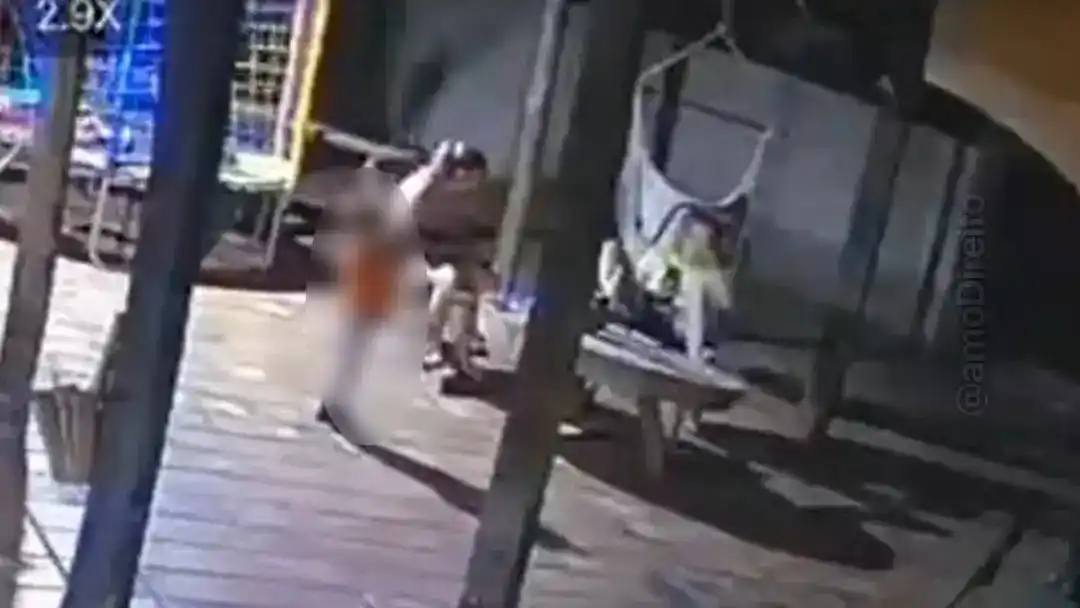 Image from amo Direito: *Criança de 2 anos pega arma do pai e m4t4 a mãe com tiro acidental em...