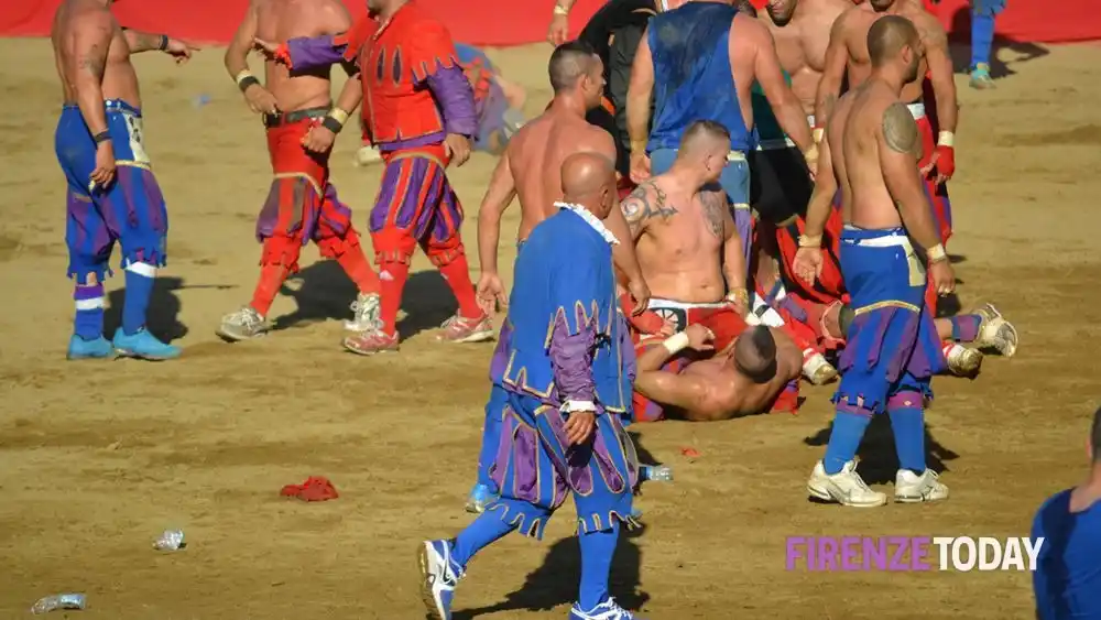 Image from FirenzeToday: DIRETTA CALCIO STORICO 🔴Rossi vs🔵Azzurri Ecco le formazioni https...