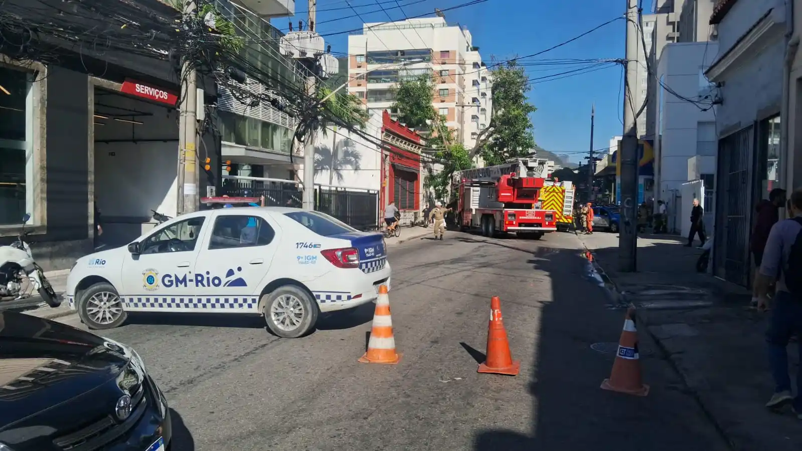 Image from Centro de Operações e Resiliência (COR-Rio): *INCÊNDIO EM IMÓVEL INTERDITA RUA EM BOTAFOGO* O Centro de Operações ...