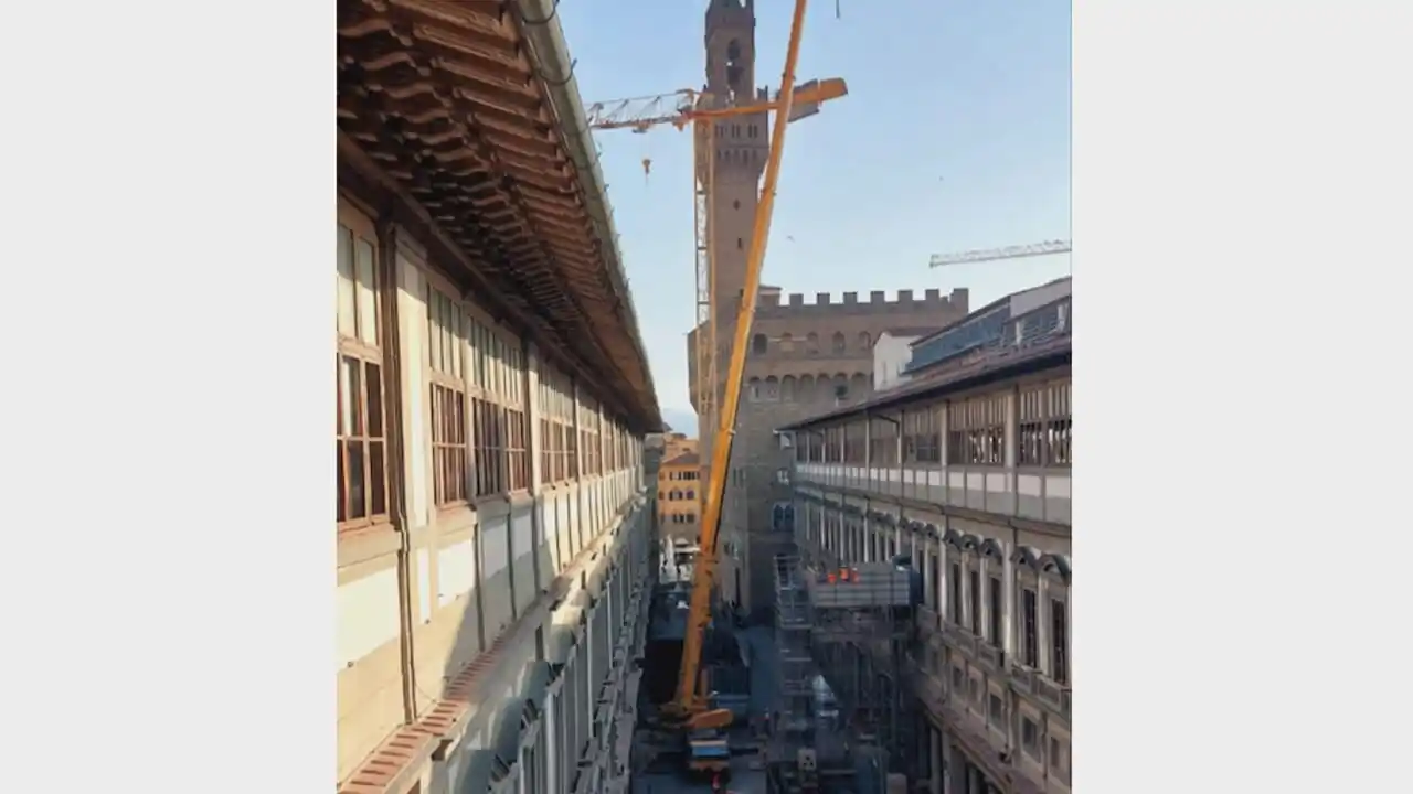 Image from FirenzeToday: Iniziate le operazioni di rimozione della maxi gru, da 20 anni agli Uf...