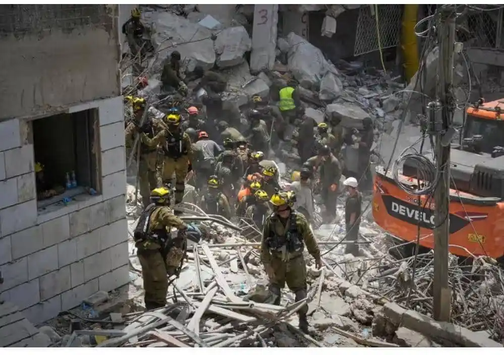 Image from 𝗭𝗼𝗼𝗺𝗶𝗰 𝗠𝗲𝗱𝗶𝗮: Israeli soldiers search for survivors amid the rubble of residential b...