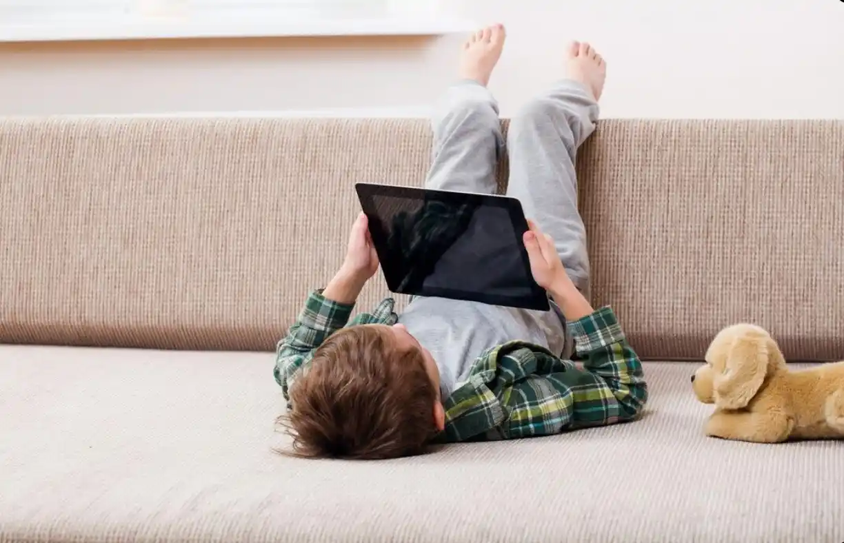 Image from TF1 Info: *📺 Le gouvernement promet d'interdire les écrans aux enfants de moins...