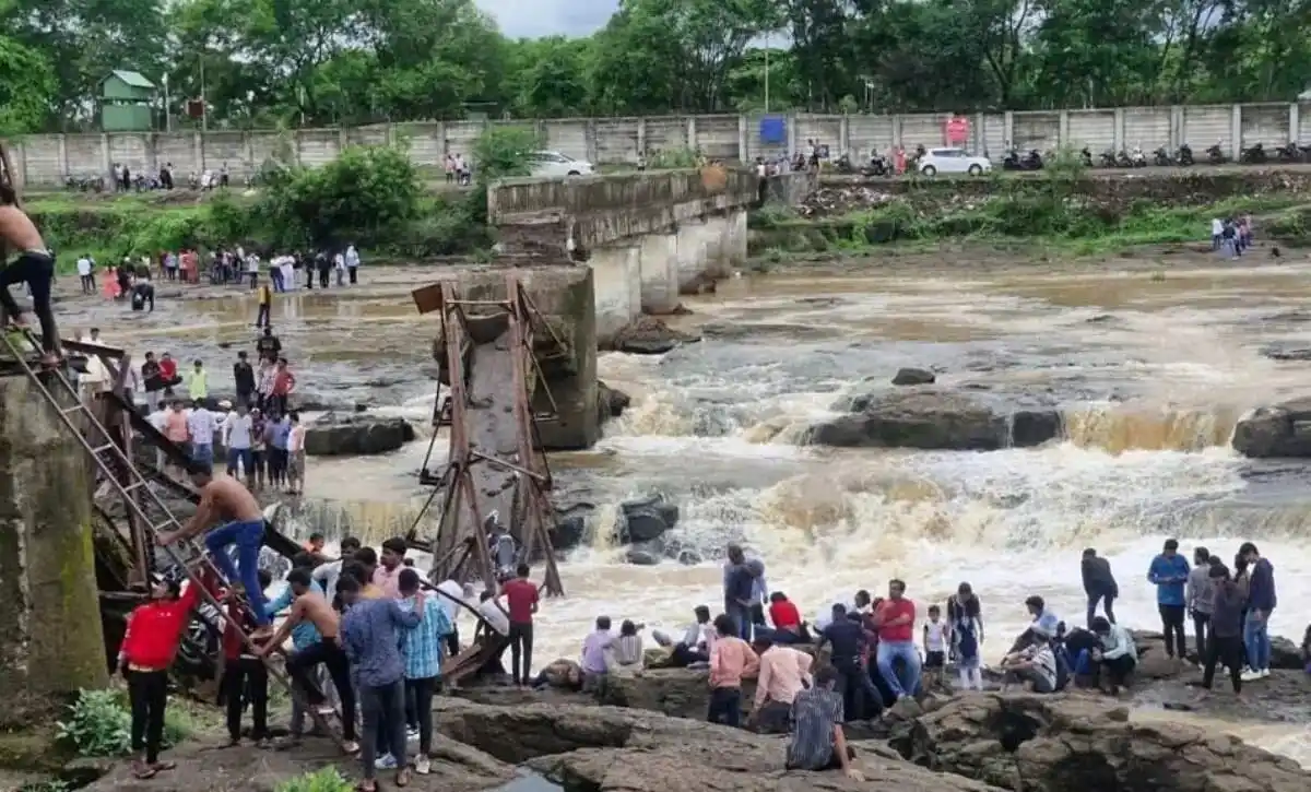 Image from Haribhoomi: *पुणे में बड़ा हादसा: इंद्रायणी नदी पर बना पुल टूटा, 20 से ज्यादा पर्य...