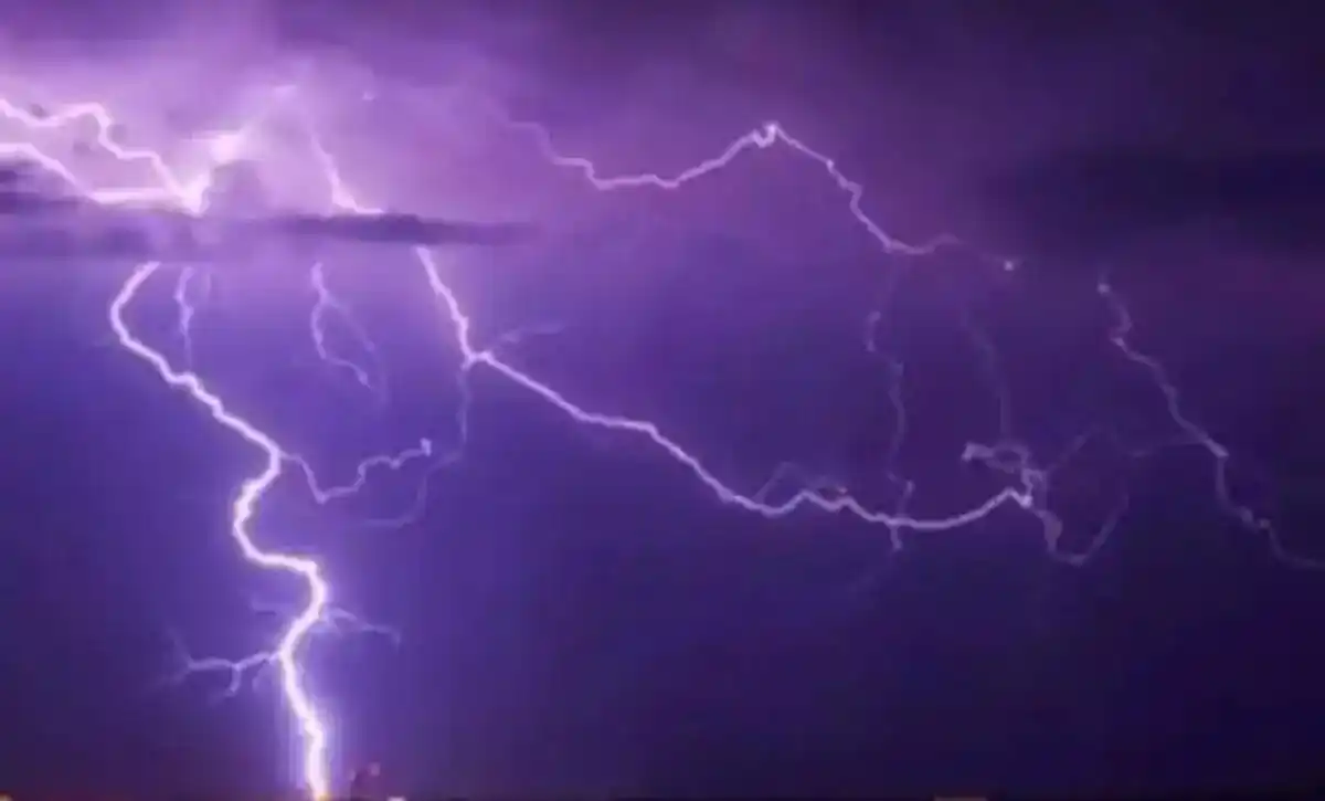 Image from Haribhoomi: *Prayagraj News: प्रयागराज में घर पर गिरी आकाशीय बिजली, एक ही परिवार क...