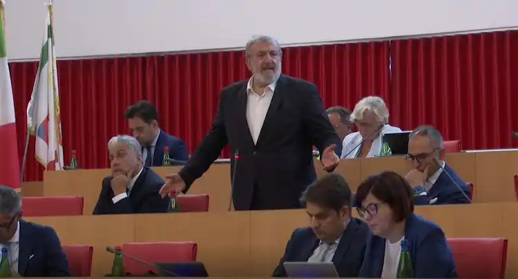 Image from AntennaSud: *Regione, centrodestra prepara la sfiducia a Emiliano* https://www.an...