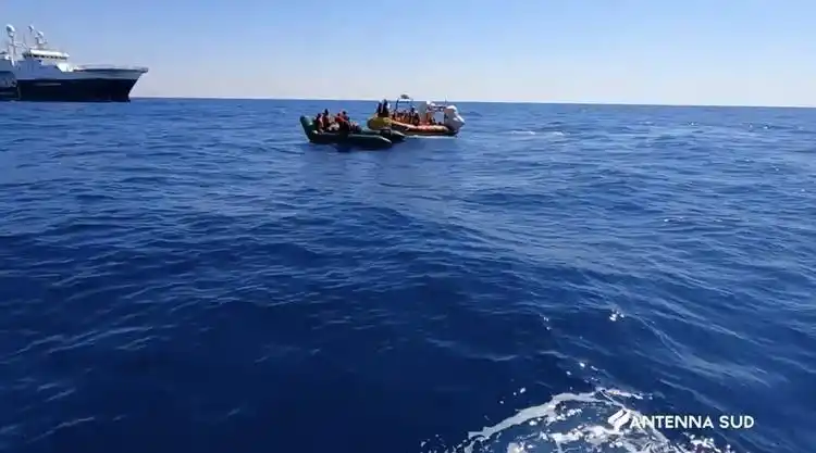 Image from AntennaSud: *Sbarcheranno a Brindisi i 53 migranti salvati dalla nave Sea Watch* ...