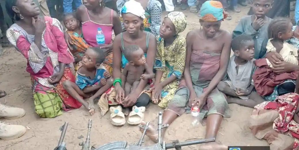 Image from PREMIUM TIMES HAUSA: Yadda wasu gaggan shugabannin ‘yan bindiga 8 sun miƙa wuya tare da sak...