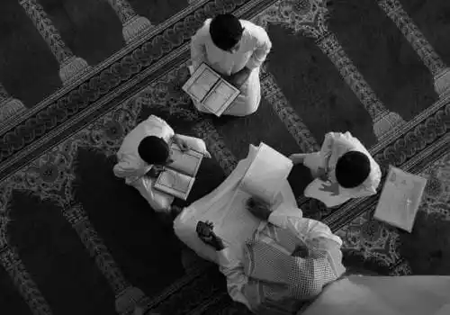 Image from "لـ يطْمَئِنْ قَلْبِيْ" 🤍: .ᥫ᭡.🌼 *علّمتني حلقات القرآن أنّ الركب سائر بك أو بدونك ..* *تنقطع أن...
