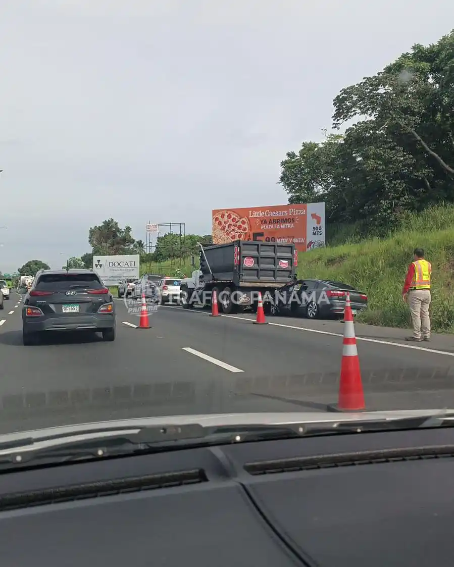 Image from Tráfico Panamá: Accidente de tránsito en la autopista Arraiján - La Chorrera en La Mit...