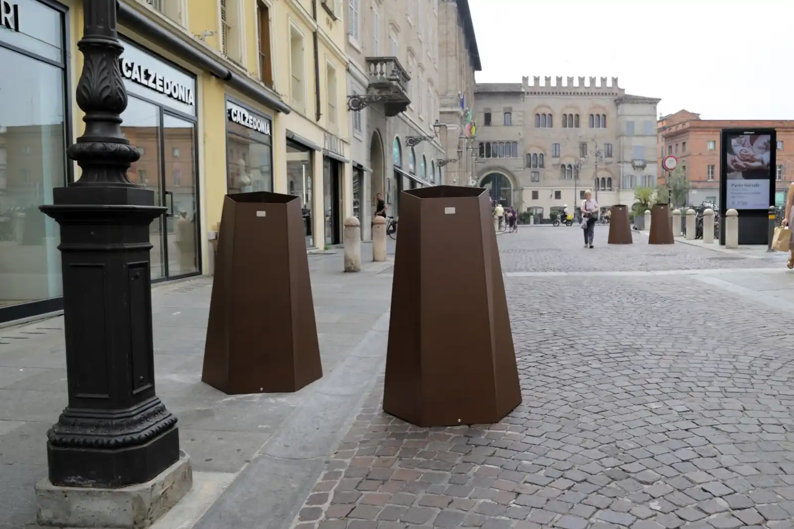 Image from Comune di Parma: 🌼 *Al via i lavori per nuove fioriere e arredi in via Cavour* 🌼 🚧...