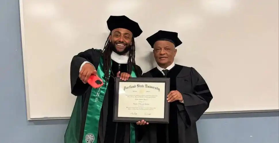 Image from Africanize Oficial: *Aminé recebe diploma honorário em Universidade e dedica ao pai: “O me...