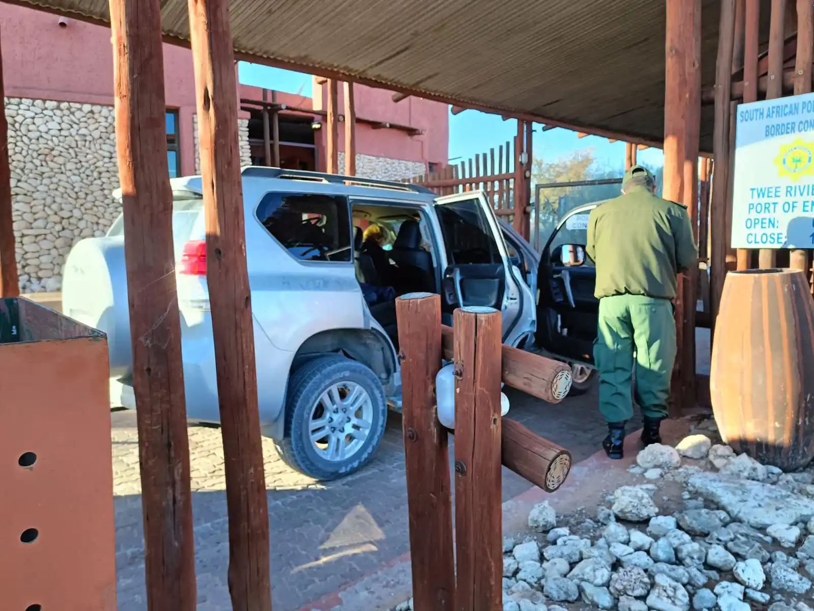 Image from BORDER MANAGEMENT AUTHORITY SA: @TheBMA_SA Border Guards with members of @SAPoliceService are hard at ...