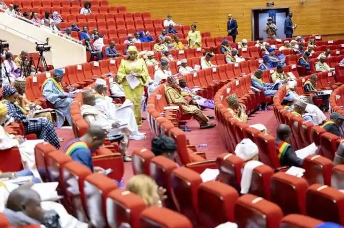 Image from Bamada.net: Baisse des avantages des membres du CNT : La loi de la capitulation ht...